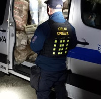 Celníci v Chodově zadrželi statisíce nelegálních cigaret